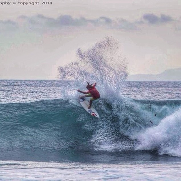 Santiago Madrid con el acelerador a fondo en las olas ticas. Foto: Johan Pacheco