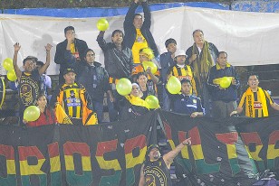 El grupo de hinchas bolivianos en la cabecera 25 de julio.