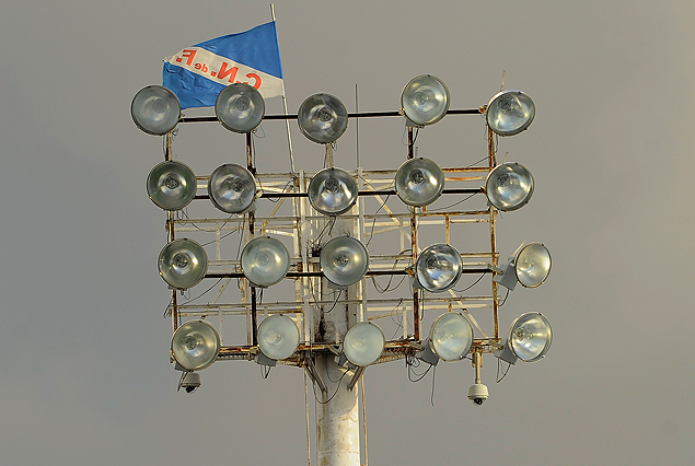 Hay decenas de lugares para colgar una bandera, pero en la torre de iluminación es algo insólito. 