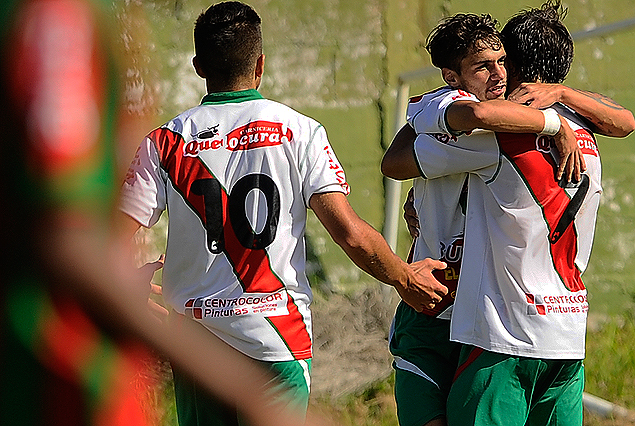 Boston River festeja la apertura del resultado con gol de Felipe Rodríguez en el Estadio Olímpico.
