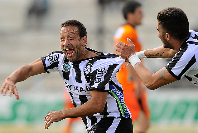 Sergio "Chapa" Blanco en la carrera de festejo del segundo gol y Nicolás Albarracin lo agarra de la camiseta en la gran alegría.