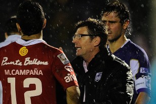 El director técnico Fernando Curutchet junto a Martín Campaña y Andrés Fleurquin. 