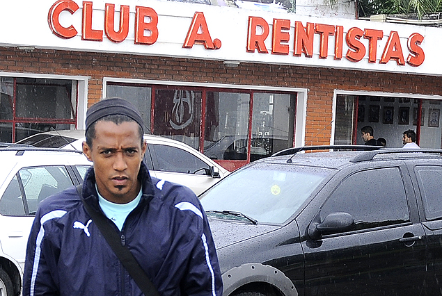 Cafu Barbosa abandona la sede de Rentistas que fue asaltada el lunes por la tardecita. 