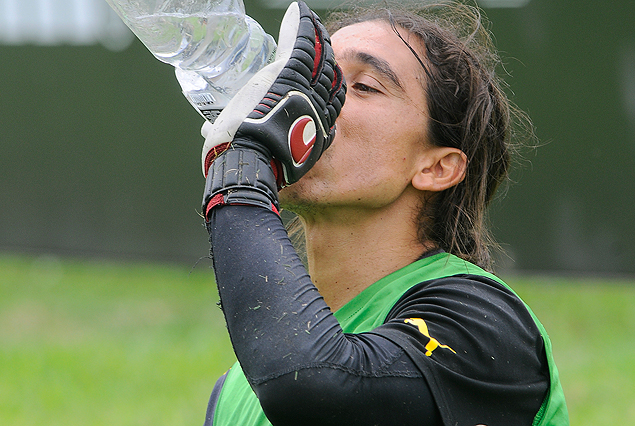 Juan Castillo entrenó el viernes y atajará el sábado en Peñarol.