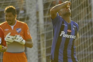 Caué Fernández pasó sin pena ni gloria por Nacional. Ahora en Liverpool, le hizo morder el polvo de la derrota.