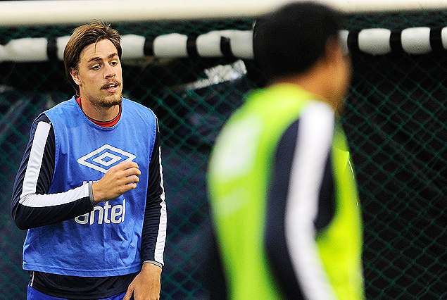 Sebastián Coates en pleno trabajo en la cancha de Fútbol 5. 