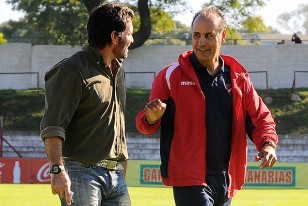 Adrián Colombo, el técnico de Central Español y Edgardo Arias, el DT de Atenas. en el Palermo.
