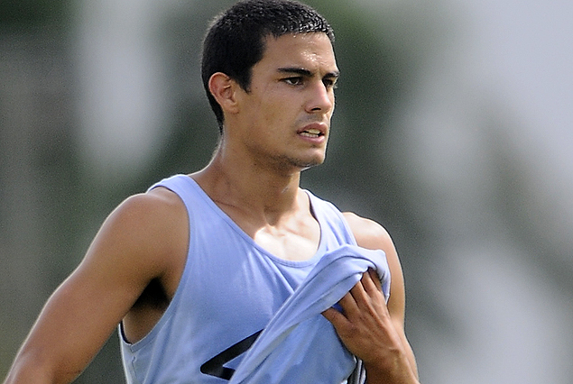 Guillermo Cotugno a la defensa de Danubio el domingo ante Fénix.