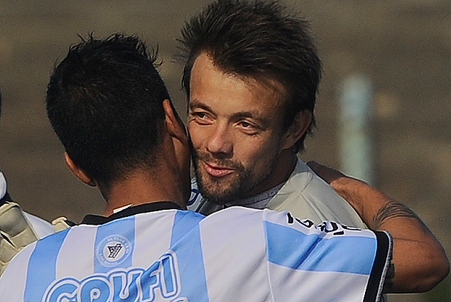 Juan Ramón Curbelo, volante de Cerro, y Leonardo Burián, arquero de Juventud se abrazaron en el Tróccoli.