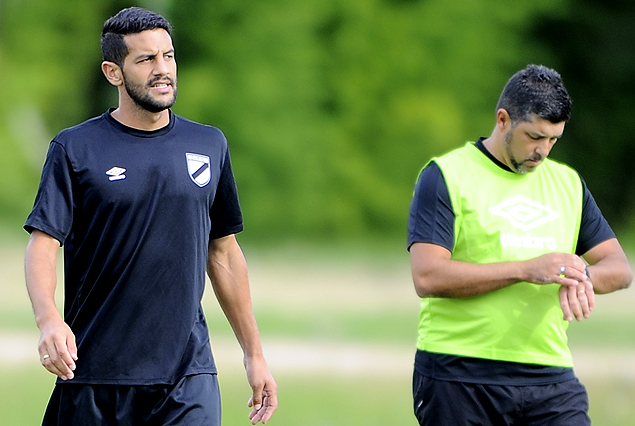 Diego Martiñones y Leo Ramos en el entrenamiento de Danubio; el delantero será titular.