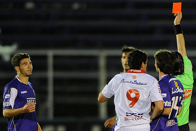 Adrián Sánchez expulsa al juvenil Enrique Etcheverry.