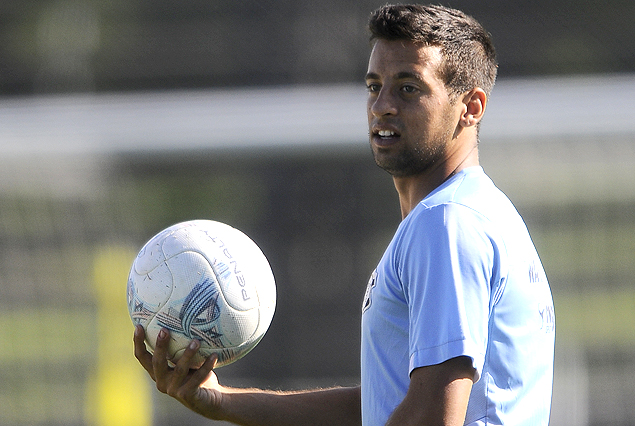 Emiliano Díaz a la defensa de Wanderers. 