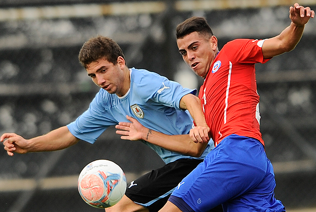 Enrique Etcheverry, el autor del gol, gana la posición.