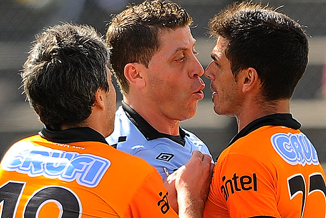 El árbitro Fernando Falce y Richard Pellejero inflaron el pecho mientras Fabián  Yantorno se acercó a calmar a su compañero.