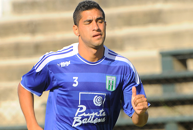 Manuel Fernández, volvió al lateral derecho en la práctica frente a Juventud.