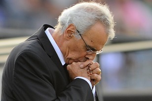 Jorge Fossati y su rezo a Dios, delante del banco de suplentes.