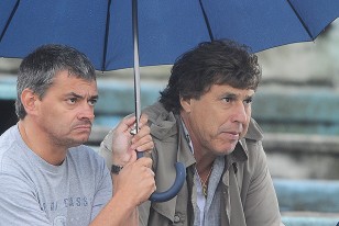 Marcelo García, dirigente de Fénix y Juan Ramón Carrasco, bajo un paraguas en la tribuna principal.