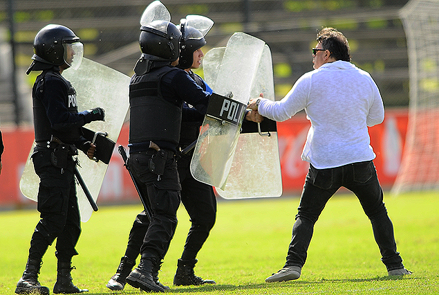Giménez, presidente de la IASA, en la cancha, alejado por la guardia policial. 