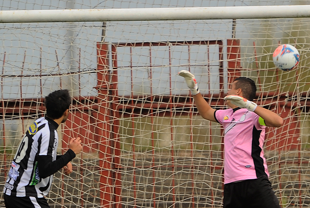 El golazo de Mauricio Gómez, primero de Wanderers. Guillermo Reyes impotente, la pelota en la red.