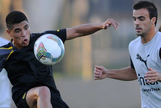 El peruano Paolo Hurtado intenta dominar el balón, Augusto Medina llega a su marca.