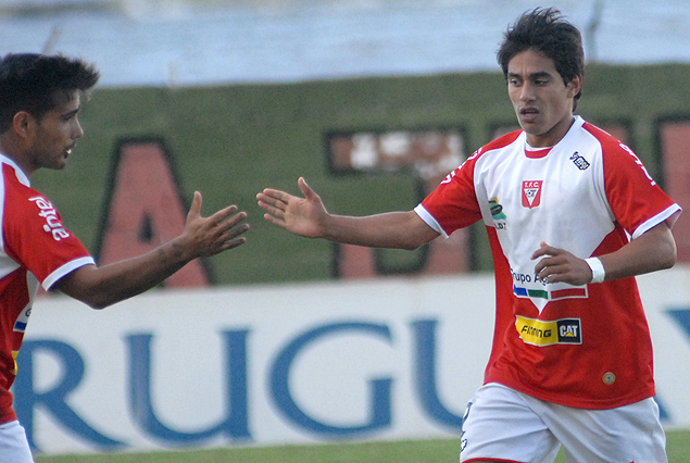 Jonathan De Los Santos en le festejo del tercer y último gol de Tacuarembó.