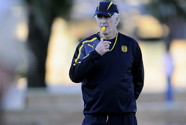 Jorge Fossati, entrenador de Peñarol, en la cancha de la Naval.