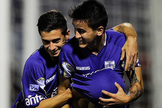 Adrián Luna festeja su gol