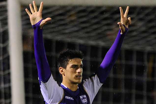 Matías Malvino marca con sus manos el número 8 dedicando su conquista penal a su compañero Mario Regueiro. 