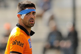 El zaguero Edgar Martínez sufrió un corte y terminó en la cancha con la protección del vendaje.