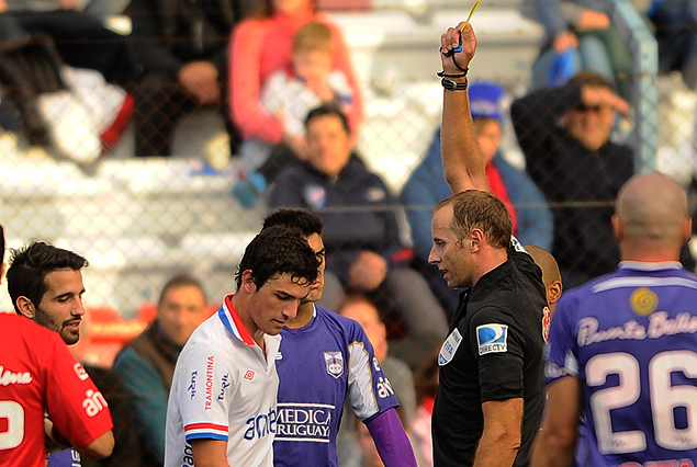 Amarilla para Juan Cruz Mascia, la quinta para el delantero tricolor, que debe cumplir una fecha de suspensión.  