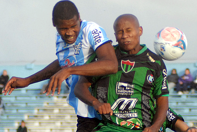 Mathías Acuña lucha la pelota con Hugo Silveira.