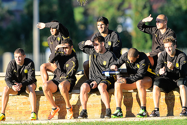 Los jugadores que compondrán el equipo alternativo observando la práctica de fútbol en la Escuela Naval.