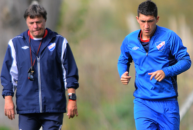 Alfonso Espino trabajando diferenciado bajo la supervisión del profesor Julio Moreno. 