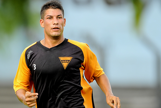 Nicolás Royón en la ofensiva de la IASA ante Peñarol.