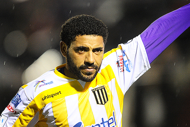 Nicolás Olivera con la camiseta de The Strongest, saluda y agradece a la parcialidad violeta.