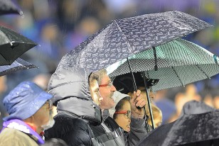 Los paraguas fueron protagonistas de otra noche de fiesta violeta.