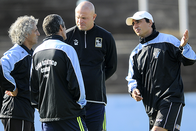Pablo Rodríguez, entrenador de Cerro, y el cuerpo técnico en la cancha.