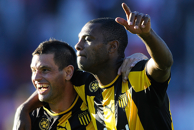 Antonio Pacheco y Marcelo Zalayeta festejan. Ambos anotaron en la goleada clásica 3 a 0, del último Clausura.