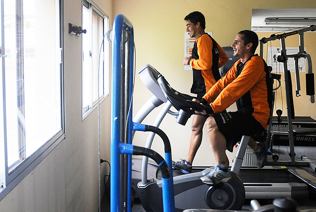 Antonio Fernández en la cinta y Angelo Paleso en la bicicleta del gimnasio. 