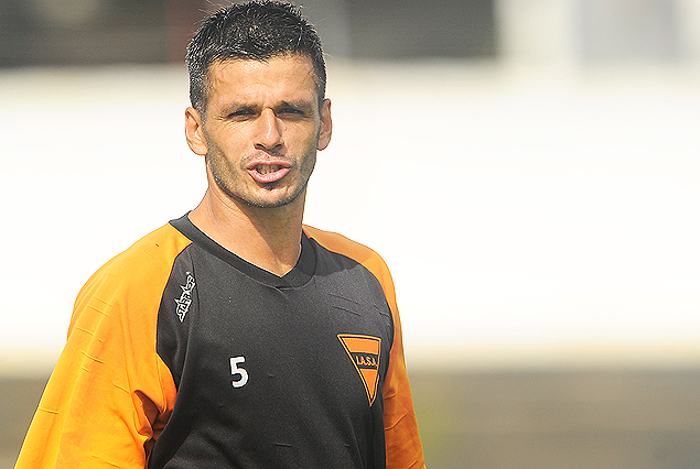 Richard Pellejero en la mitad de la cancha de la IASA el sábado ante Peñarol.