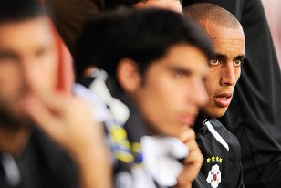 Guzmán Pereira, sentido, dejó la cancha en los últimos minutos y se ubicó en el banco.