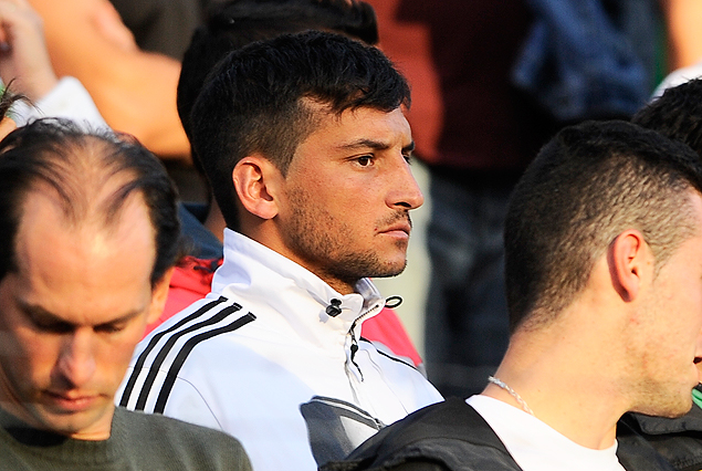 Gonzalo Porras en la tribuna, por estar suspendido. Presente danubiano y pasado darsenero, pasiones de fútbol. 