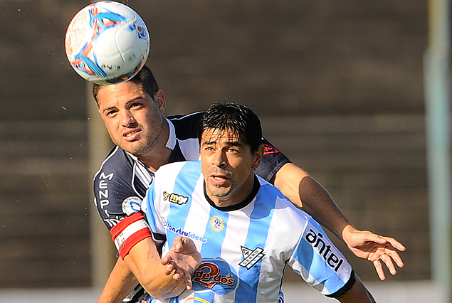 Alejandro Reyes le sacó una cabeza a Grossmüller en la posición por la pelota en el Tróccoli.