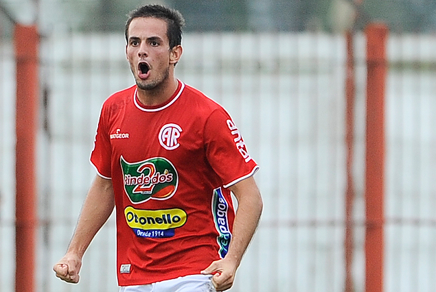 Octavio Rivero con el grito de gol en la boca. Victoria de Rentistas 1:0 frente a los darseneros.