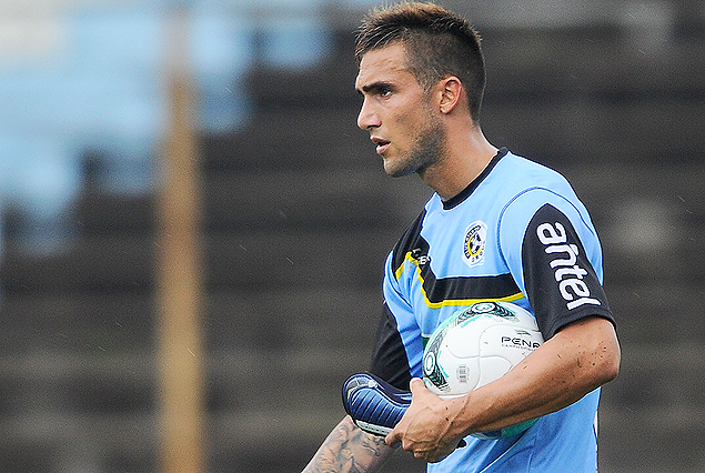 Saavedra con el máximo trofeo: el balón del encuentro, tras los cuatro goles anotados.