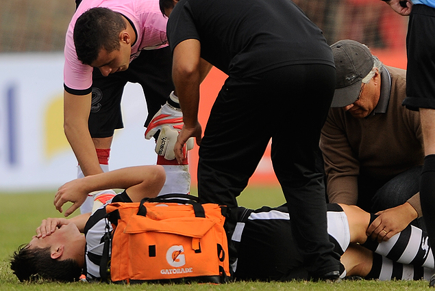 Matías Santos, con evidente gesto de dolor, es socorrido por la sanidad bohemia en la cancha. 