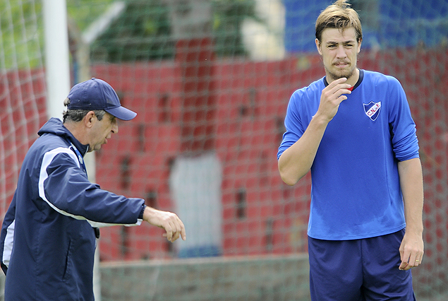 Gerardo Pelusso, el técnico de Nacional, y Sebastián Coates en Los Céspedes.