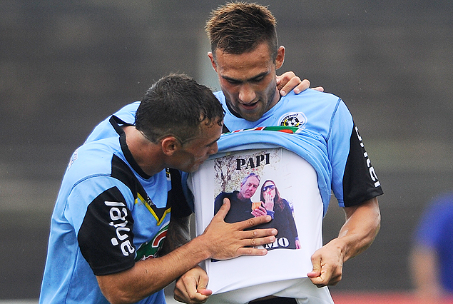 El festejo de los goleadores. Mathías Saavedra (cuatro conquistas) se lo dedica a su padre, con Jhon Syzard, autor del quinto. 