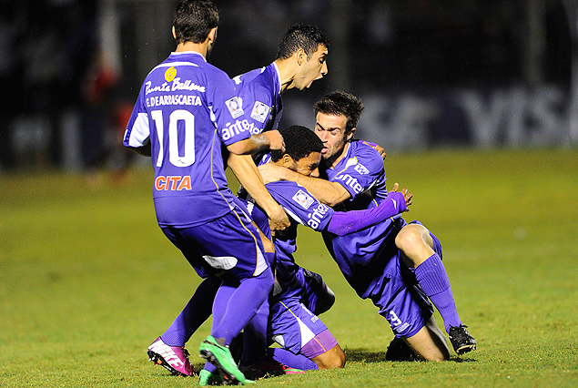 Nicolás Olivera en el centro de los festejos, es abrazado por Giorgian De Arrascatea,  Emilio Zeballos y Matías Alonso. Defensor en cuartos de final.