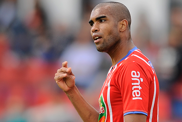 Rafael Tabárez, en la zaga de Central Español. 